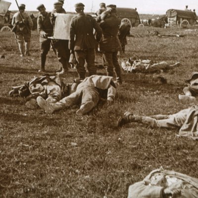 Sepoltura dei corpi, Sainte-Marie-à-Py, nord della Francia, c1914-c1918 da Unbekannt