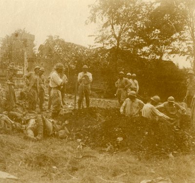 Seppellire i morti, c1914-c1918 da Unbekannt