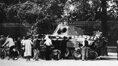 Spettatori che esaminano un carro armato abbandonato sulla Rue de Medicis, liberazione di Parigi, agosto 1944 da Unbekannt