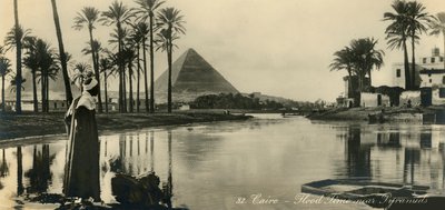 Il Cairo - Tempo di inondazione vicino alle piramidi, c1918-c1939 da Unbekannt