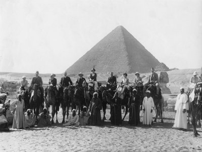 Tour in cammello davanti a una delle piramidi di Giza, Egitto, c1920s-c1930s da Unbekannt