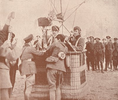 Cinematografo ufficiale canadese e assistente pronti a salire su un pallone aquilone, c1917 da Unbekannt
