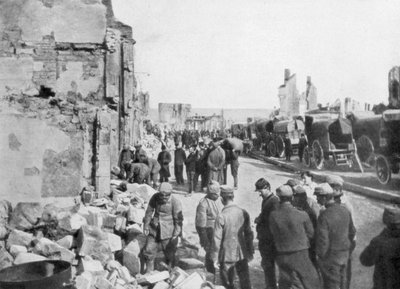 Prigionieri tedeschi catturati che rimuovono detriti dalle strade di Clermont-en-Argonne, Francia, 1914 da Unbekannt