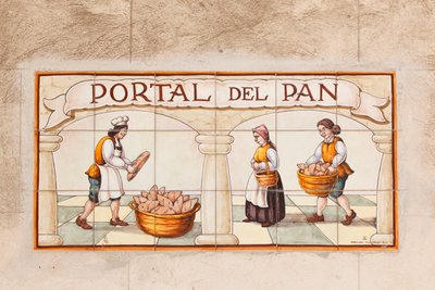 Dipinto su piastrella ceramica di una bancarella di venditore di pane del XVII o XVIII secolo nella Plaza Mayor, Trujillo, Provincia di Caceres, Spagna da Unbekannt