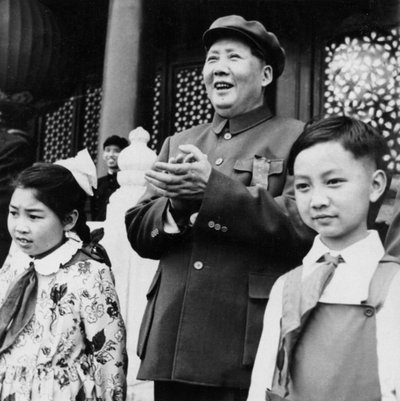 Il presidente Mao Zedong applaude i manifestanti dalla tribuna a Tien An Men a Pechino, Cina da Unbekannt