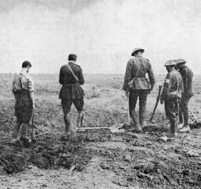 Cappellano che conduce il servizio funebre sul campo mentre il gruppo di sepoltura rende omaggio, c1916 da Unbekannt