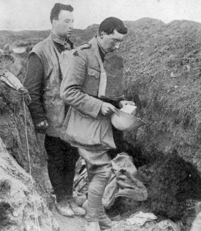 Cappellano del 1° Munsters che recita una preghiera funebre sui soldati uccisi nella loro trincea, 1918 da Unbekannt