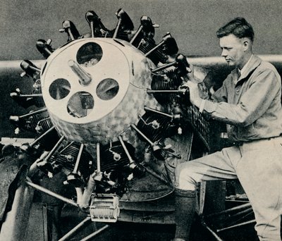 Charles Lindbergh controlla il motore del suo aereo prima del volo transatlantico, 1927 da Unbekannt