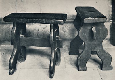 Certosa. Due antichi sgabelli, ora conservati nella biblioteca, 1925 da Unbekannt