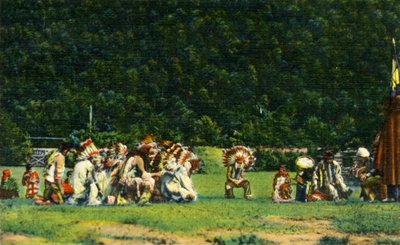 Indiani Cherokee in costume nativo completo in una delle loro danze cerimoniali - Nella riserva indiana Cherokee da Unbekannt