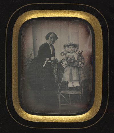 Bambino in piedi su una sedia che tiene fiori, con madre, c1855 da Unbekannt
