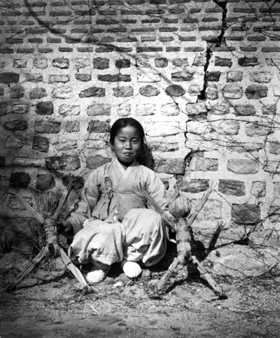 Bambino seduto vicino a un muro, Corea, c1900 da Unbekannt