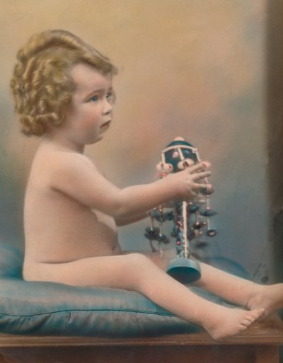 Bambino con giocattolo, c1920 da Unbekannt