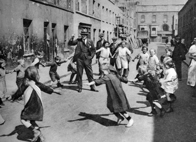 Bambini che ballano in strada, Londra, 1926-1927 da Unbekannt