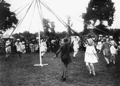 Bambini che danzano intorno a un palo di maggio da Unbekannt