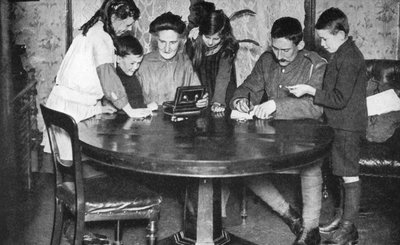 Bambini che svuotano i loro salvadanai per investire in obbligazioni di guerra, 1936 da Unbekannt