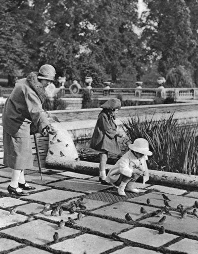 Bambini che nutrono i passeri a Hyde Park, Londra, 1926-1927 da Unbekannt