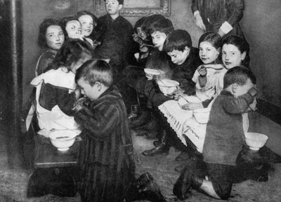 Bambini in una cucina comune, Londra, 1917 da Unbekannt