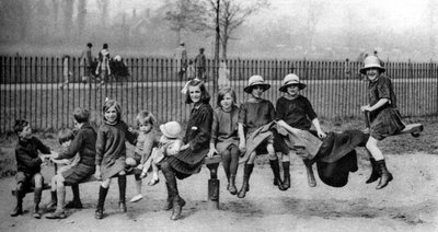 Bambini in un parco, Londra, 1926-1927 da Unbekannt