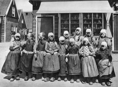 Bambini in costume nazionale, Marken, Paesi Bassi, c1934 da Unbekannt