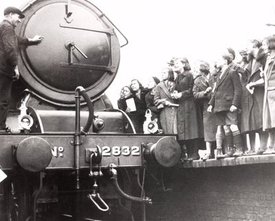 Bambini che guardano una locomotiva a vapore, 3 marzo 1936 da Unbekannt