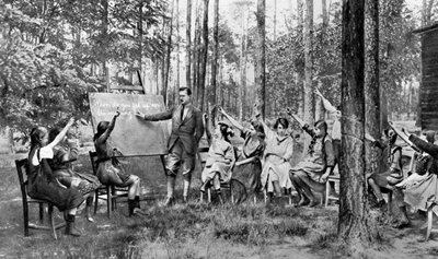 Bambini che prendono lezioni di inglese nella Foresta di Charlottenburg, Berlino, Germania, 1922 da Unbekannt