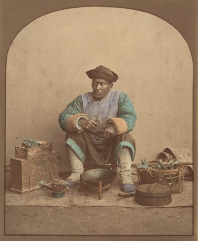 [Uomo cinese seduto con attrezzi], 1870s da Unbekannt
