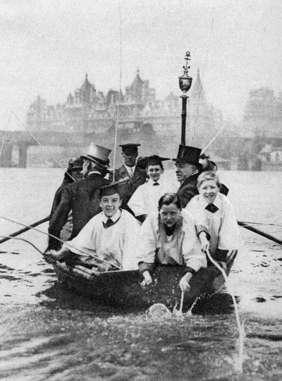Coristi di St Clement Danes che battono i segni di confine sul Tamigi, Londra, 1926-1927 da Unbekannt