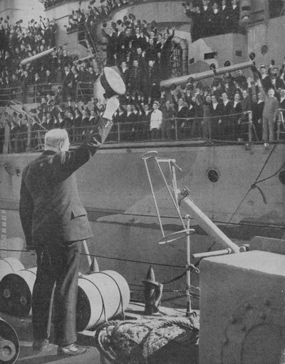 Churchill risponde agli applausi dell