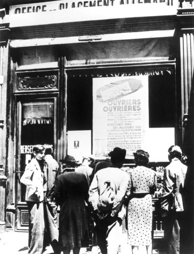 Cittadini di Parigi fuori da un ufficio di reclutamento del lavoro tedesco, 1940-1944 da Unbekannt