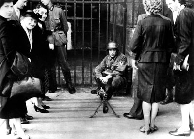 Civili davanti a un posto di guardia tedesco con una mitragliatrice, Parigi, giugno 1940 da Unbekannt