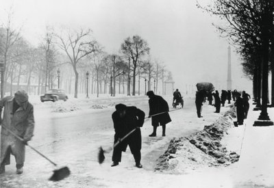 Pulizia della neve sugli Champs Elysees, Parigi occupata dai tedeschi, inverno, 1941 da Unbekannt