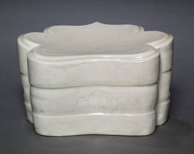 Cuscino a collare di nuvole con onde, 1000-1100 da Unbekannt