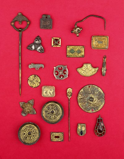 Collezione di gioielli anglosassoni e celtici tra cui montature in bronzo dorato, fibbie a piattino e cruciformi e un pendente merovingio, dal I al VII secolo d.C. da Unbekannt