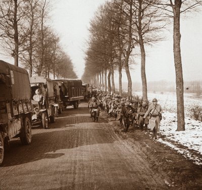 Colonna di camion e truppe, Somme-Tourbe, Francia settentrionale, c1914-c1918 da Unbekannt