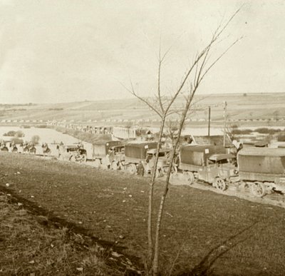 Colonna di camion sulla Voie Sacrée, Verdun, Francia settentrionale, c1914-c1918 da Unbekannt