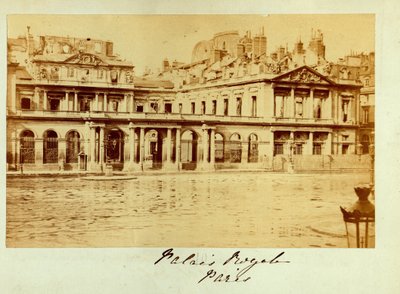 Comune di Parigi (1871): vista del Palais Royal (Palais-Royal) distrutto. Fotografia anonima. Stampa su cartone Dim. 15x10 cm da Unbekannt