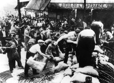 Costruzione di una barricata, Parigi, 1944 da Unbekannt