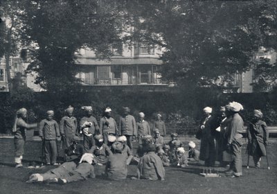 Soldati indiani convalescenti che giocano a quoits sui prati orientali da Unbekannt