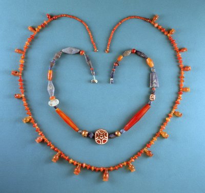 Collana di corniola da Tell Farah (Sud), Israele, c.1300 a.C.; Collana di lapislazzuli, corniola e corniola incisa da Kish, Iraq, c.2500 a.C. da Unbekannt