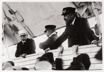 Il Conte Zeppelin e il Dr. Eckener in una gondola Zeppelin, Schwaben, Germania, c1908-1917 da Unbekannt