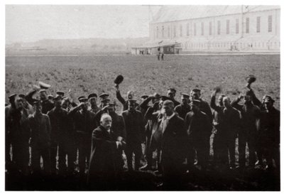 Il conte Zeppelin salutato dai membri della flotta di dirigibili navali, Germania, 1914-1917, 1933 da Unbekannt