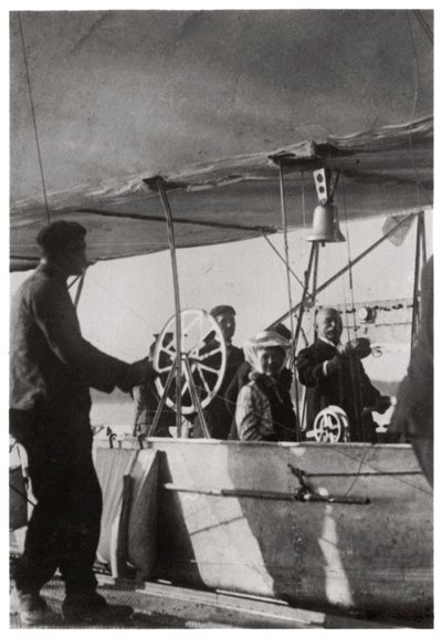 Conte Zeppelin con sua figlia nella gondola dello Zeppelin LZ3, Germania, c1906-1908, 1933 da Unbekannt