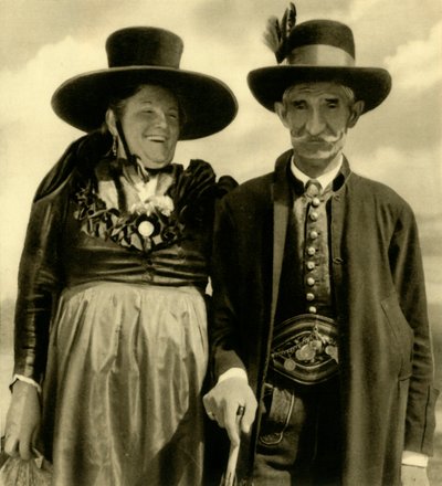 Coppia in abiti tradizionali, Sankt Lambrecht, Stiria, Austria, c1935 da Unbekannt