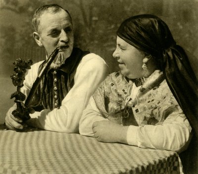 Coppia in abiti tradizionali, Alta Austria, c1935 da Unbekannt