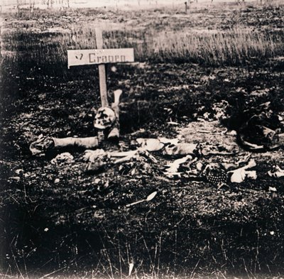Croce e resti umani, c1914-c1918 da Unbekannt