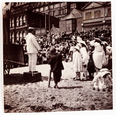 Folla che guarda un intrattenitore sulla spiaggia, circa 1905 da Unbekannt