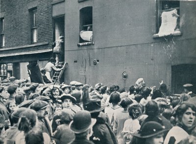 Folla che osserva il saccheggio di una casa tedesca a Poplar, c. 1914 da Unbekannt