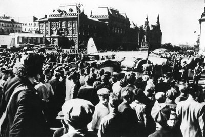 Folla intorno a un bombardiere tedesco abbattuto in mostra a Piazza Sverdlov, Mosca da Unbekannt