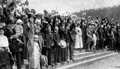 Folle che acclamano durante lo scoppio delle ostilità, febbre di guerra in Germania, Prima Guerra Mondiale, 1914 da Unbekannt